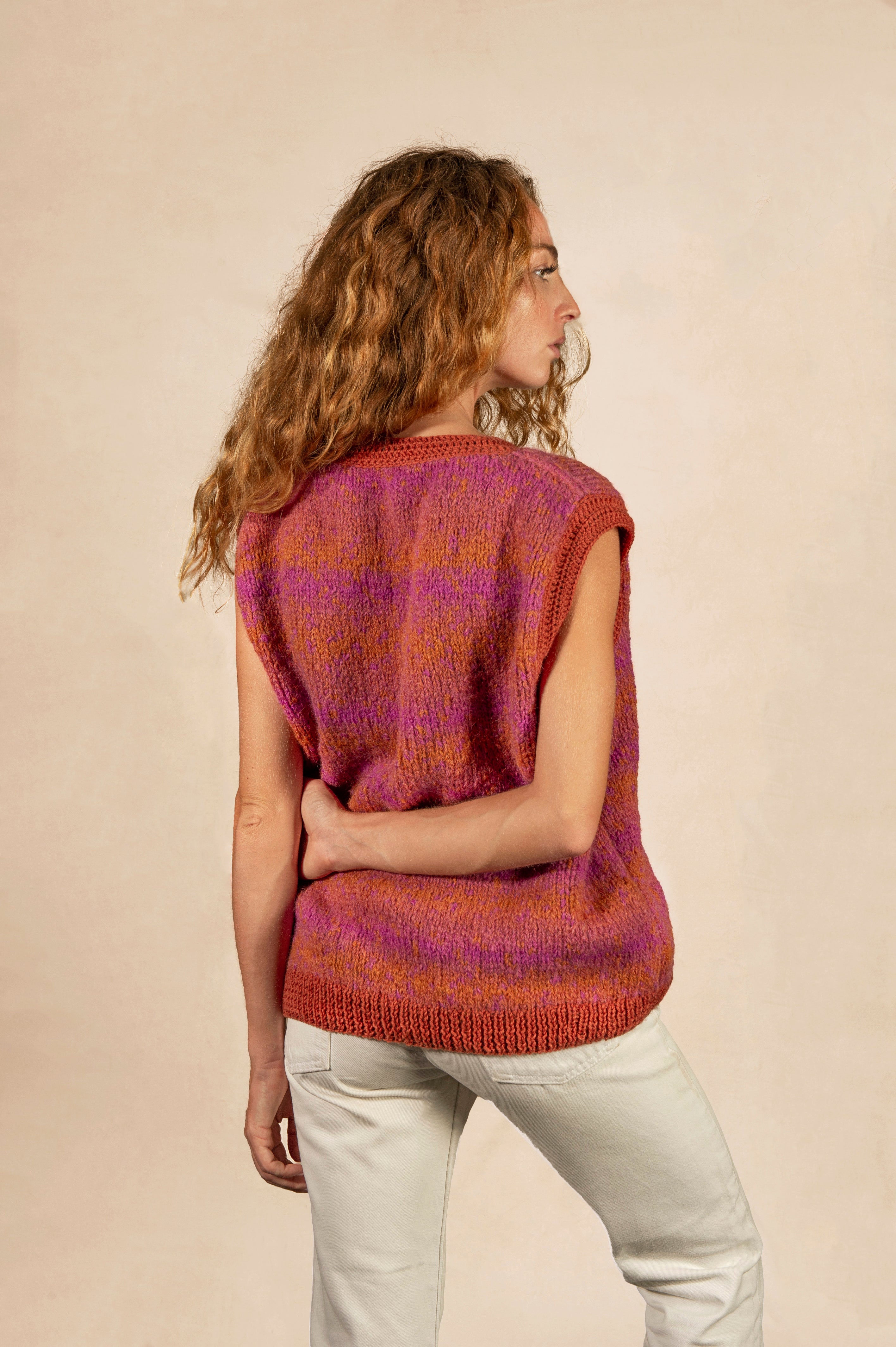 Pull Léon unisexe marron en stock